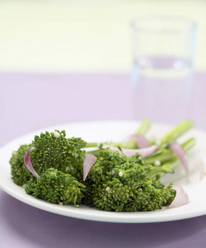 无人,竖图,俯视,室内,特写,白天,蔬菜,洋葱,餐具,一把,阴影,条状,朦胧,模糊,新鲜,光线,碟子,盘,影子,花菜,花椰菜,西兰花,食品,食物,一个,盘子,碟,有机食品,绿色食品,单个,圆葱,洋葱头,球葱,彩图,高角度拍摄