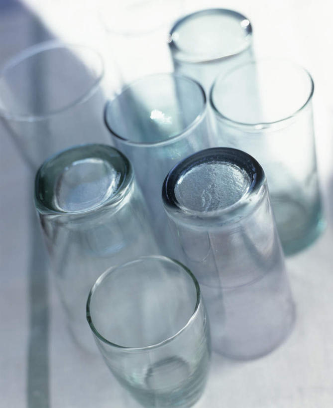 无人,竖图,俯视,室内,特写,白天,白色背景,杯子,一排,许多,阴影,整齐,光线,影子,很多,玻璃制品,排列,水杯,摄影,影棚,颠倒,倒置,队列,玻璃杯,彩图,高角度拍摄,影棚拍摄,拍摄