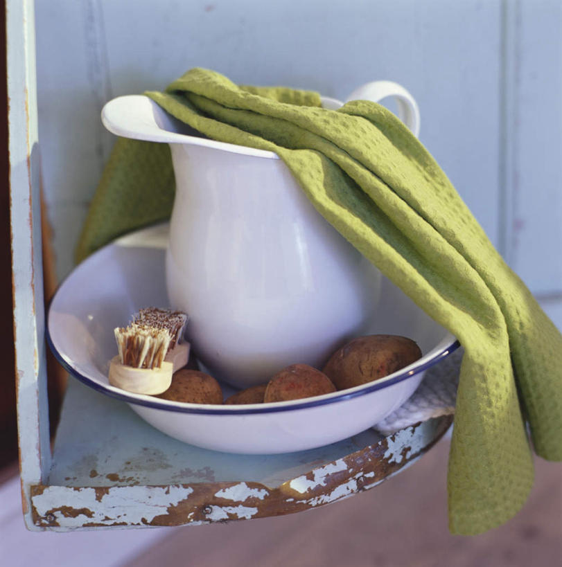 无人,竖图,俯视,室内,特写,白天,桌面,桌子,蔬菜,土豆,阴影,花纹,新鲜,反射,木制,布,壶,图案,影子,陶瓷,食品,陶瓷制品,布纹,毛刷,水壶,食物,一个,茶壶,木制品,容器,碗,有机食品,绿色食品,单个,储藏,布匹,储存,馍馍蛋,洋芋,山药蛋,马铃薯,彩图,高角度拍摄,贮存