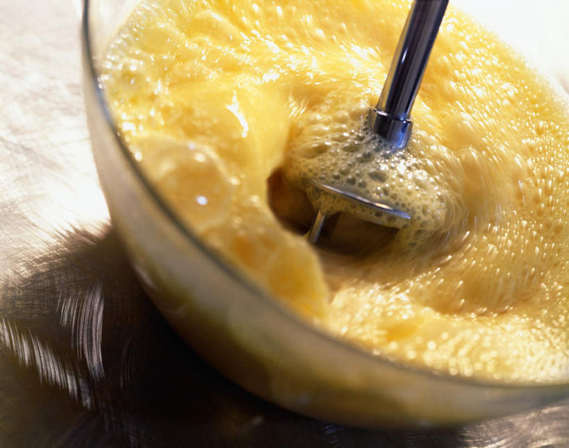 无人,横图,俯视,室内,特写,白天,机器,餐桌,桌子,玻璃,许多,阴影,朦胧,模糊,反射,影子,气泡,蛋,蛋黄,鸡蛋,涟漪,漩涡,水泡,玻璃制品,一个,泡泡,容器,碗,机械,单个,餐台,储藏,圆弧,储存,搅拌机,卵,彩图,高角度拍摄,贮存