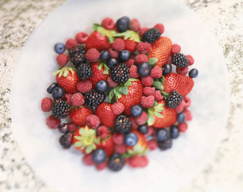 无人,横图,俯视,室内,特写,白天,餐桌,桌子,草莓,浆果,蓝莓,餐具,水果,一堆,许多,阴影,堆叠,堆积,新鲜,反射,碟子,盘,影子,灯笼果,桑葚,生食,食品,果实,食物,一个,红色,蓝色,盘子,碟,覆盆子,有机食品,绿色食品,单个,餐台,堆,红醋栗,洋莓,水果皇后,山都柿,蓝浆果,蓝靛果,红莓,地莓,醋栗,彩图,高角度拍摄