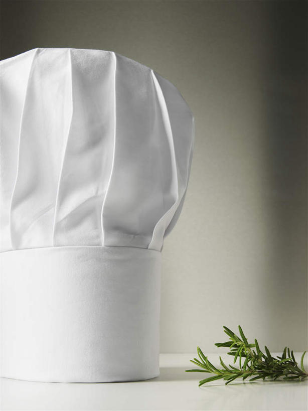 无人,竖图,室内,特写,白天,正面,餐桌,桌子,帽子,叶子,阴影,反射,影子,墙,调味,香料,佐料,绿叶,墙壁,墙面,白色,灰色,嫩叶,餐台,迷迭香,配料,厨师帽,海洋之露,作料,一顶,叶,叶片,彩图