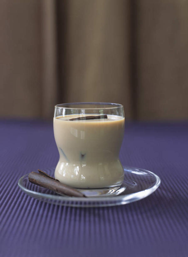 无人,竖图,俯视,室内,特写,白天,杯子,餐具,玻璃,阴影,光线,碟子,盘,影子,食品,糖,糖果,甜点,甜品,玻璃制品,食物,一个,盘子,水杯,碟,甜食,巧克力,热巧克力,摄影,影棚,单个,朱古力,黑巧克力,薄片,热可可,美禄,热朱古力,玻璃杯,彩图,高角度拍摄,影棚拍摄,拍摄