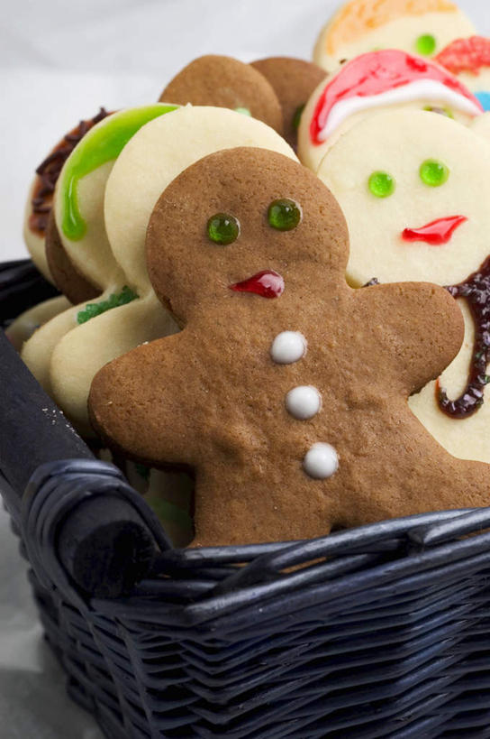 点心,无人,交叉,竖图,俯视,室内,特写,白天,竹子,雕塑,圣诞节,一排,许多,阴影,竹制,节日,庆祝,艺术,整齐,装饰,人形,编织,光线,雕刻,雕像,篮子,影子,食品,甜点,很多,文化,藤制,食物,糕点,排列,竹篮,工艺品,饼干,甜食,零食,庆典,摄影,影棚,纪念,竹条,华丽,修饰,交织,美术,点缀,竹制品,藤制品,队列,主题,陈列,酥饼,姜饼,功能,美学,衬托,美观,雅致,雅观,姜饼人,装饰饼干,穿插,彩图,高角度拍摄,影棚拍摄,拍摄