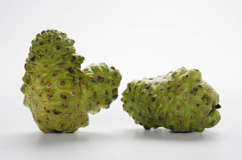 无人,横图,俯视,室内,特写,白天,白色背景,水果,阴影,新鲜,光线,影子,生食,食品,果实,食物,两个,绿色,摄影,有机食品,绿色食品,影棚,海巴戟,诺丽,诺丽果,彩图,高角度拍摄,影棚拍摄,拍摄