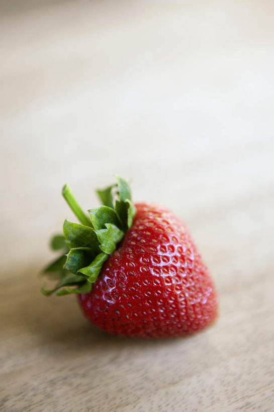 无人,竖图,俯视,室内,特写,白天,餐桌,桌子,草莓,浆果,阴影,光线,影子,一个,红色,单个,餐台,洋莓,水果皇后,红莓,地莓,彩图,高角度拍摄