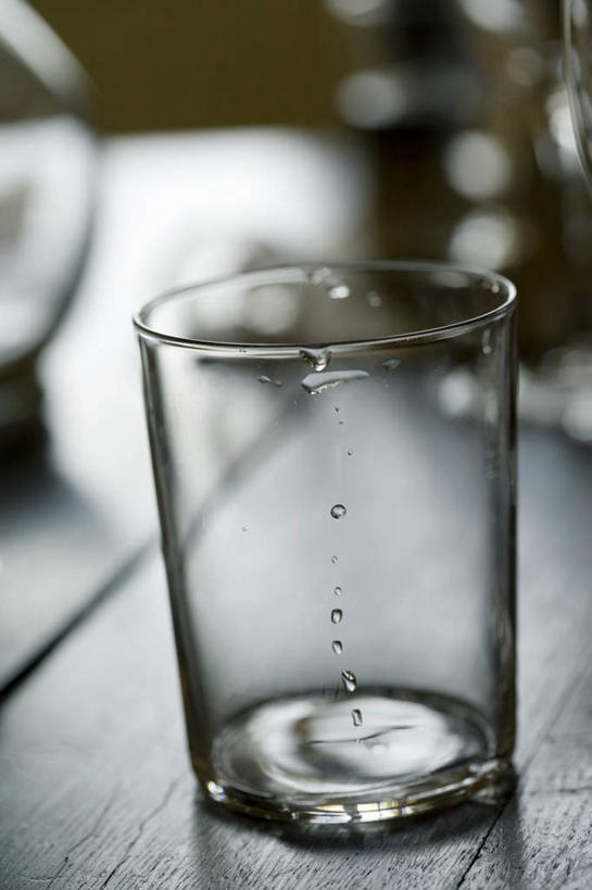 无人,竖图,俯视,室内,特写,白天,餐桌,桌子,杯子,阴影,朦胧,模糊,光线,影子,水滴,玻璃制品,一个,水杯,单个,餐台,水点,玻璃杯,彩图,高角度拍摄