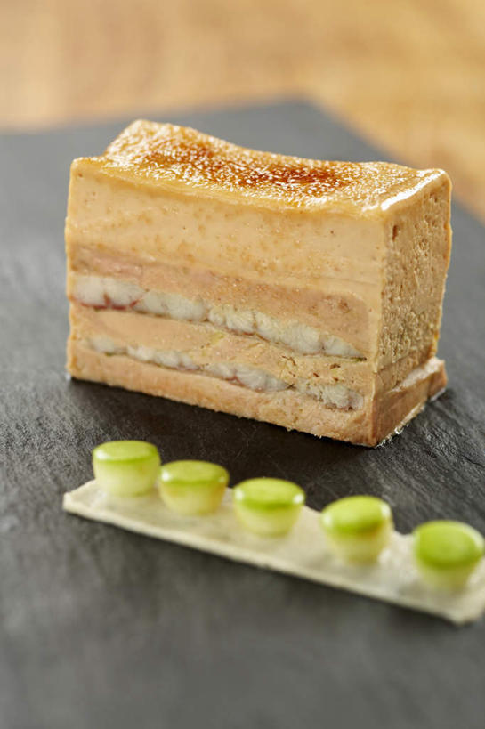 点心,无人,竖图,俯视,室内,特写,白天,下午茶,餐桌,桌子,苹果,餐具,水果,一排,切开,阴影,朦胧,模糊,新鲜,整齐,光线,碟子,盘,影子,生食,食品,果实,食物,糕点,排列,一个,盘子,碟,青苹果,切,有机食品,绿色食品,单个,餐台,队列,剖面,切面,鹅肝酱,彩图,高角度拍摄,蛋糕