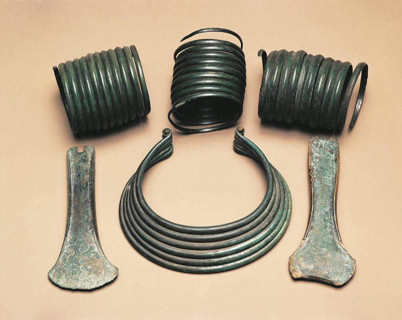 无人,横图,俯视,项链,历史,古代,摄影,手镯,手工具,青铜,古代文明,美术工艺,彩图,高角度拍摄,影棚拍摄,过去,斧