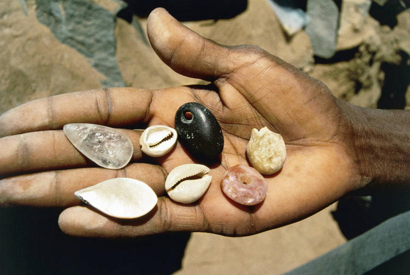 手,手掌,一个人,横图,室内,特写,贝壳,珠宝,古代,人体,摄影,多样,部分,出示,古代文明,项坠,美术工艺,彩图,石器时代