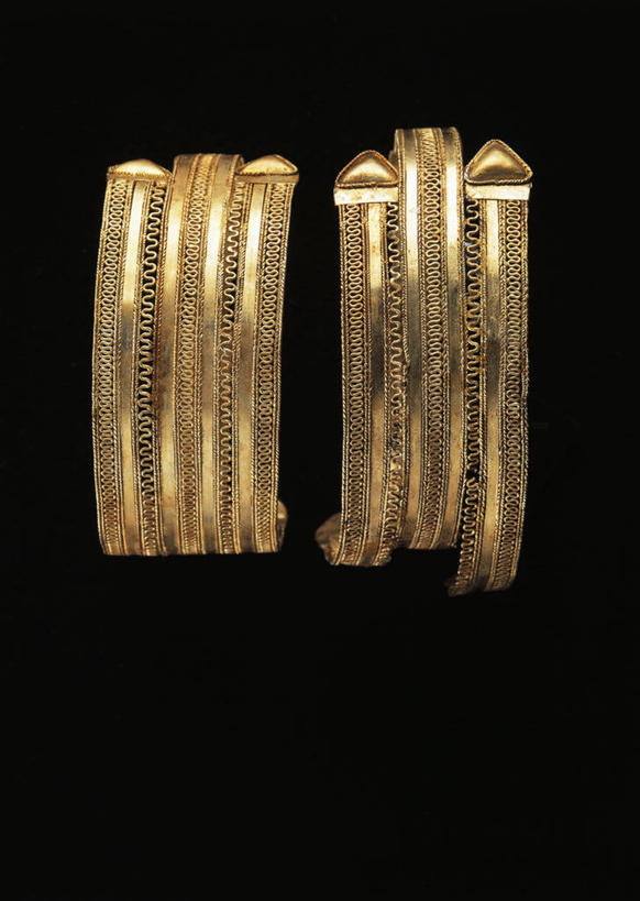 无人,竖图,珠宝,意大利,黑色背景,历史,古代,两个,摄影,手镯,古代文明,美术工艺,彩图,影棚拍摄,过去