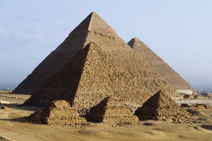 无人,横图,室外,白天,旅游,度假,名胜古迹,沙漠,地标,建筑,非洲,埃及,遗迹,首都,古迹,历史,文物,娱乐,古建筑,地标建筑,享受,休闲,旅游胜地,金字塔,放松,摄影,陵墓,中东,古文明,吉萨,吉萨金字塔,胡夫金字塔,海夫拉金字塔,门卡乌拉金字塔,古代七大奇迹,阿拉伯埃及共和国,金字塔之国,棉花之国,古夫王金字塔,卡拉夫王金字塔,孟卡拉王金字塔,方锥形,阿非利加洲,古埃及文明,古代文明,史前时代,彩图,标志性建筑