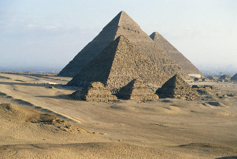 无人,横图,室外,白天,旅游,度假,名胜古迹,沙漠,地标,建筑,非洲,埃及,遗迹,沙丘,首都,古迹,历史,文物,娱乐,古建筑,地标建筑,享受,休闲,旅游胜地,金字塔,放松,摄影,陵墓,中东,古文明,吉萨,吉萨金字塔,胡夫金字塔,海夫拉金字塔,门卡乌拉金字塔,古代七大奇迹,阿拉伯埃及共和国,金字塔之国,棉花之国,古夫王金字塔,卡拉夫王金字塔,孟卡拉王金字塔,方锥形,阿非利加洲,古埃及文明,古代文明,史前时代,彩图,标志性建筑