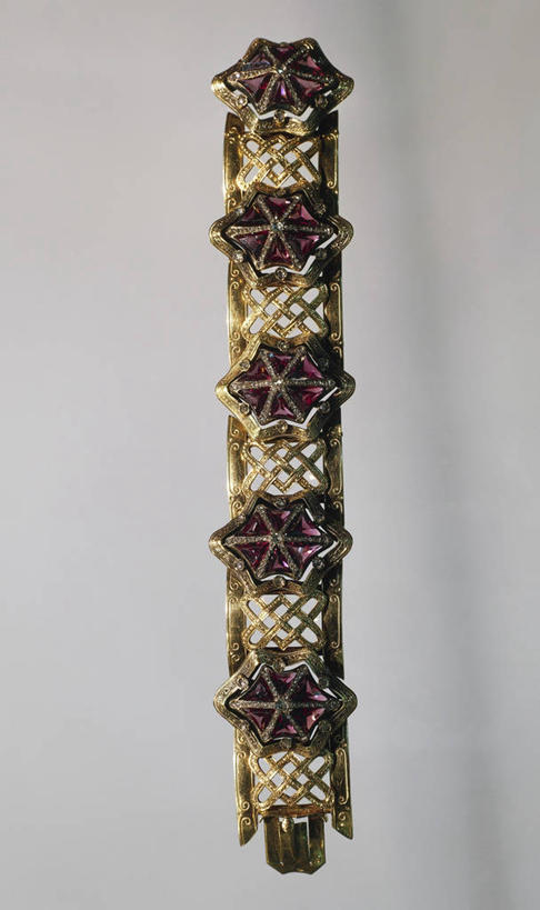 无人,横图,竖图,全景,俯视,珠宝,灰色背景,装饰,金属,历史,钻石,黄金,古代,一个,灰色,财富,摄影,手镯,单个,古董,考古学,华贵,美术工艺,石榴石,彩图,高角度拍摄,影棚拍摄