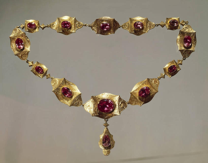 无人,横图,俯视,留白,项链,珠宝,灰色背景,装饰,金属,历史,黄金,古代,一个,灰色,财富,摄影,单个,古董,考古学,华贵,美术工艺,黄玉,彩图,高角度拍摄,影棚拍摄