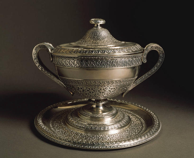 无人,横图,侧面,蔬菜,餐具,银,灰色背景,形状,装饰,反射,光线,金属,光芒,餐盘,历史,汤碗,古代,两个,灰色,把手,财富,摄影,古董,考古学,华贵,健康食物,式样,美术工艺,几何形状,彩图,影棚拍摄