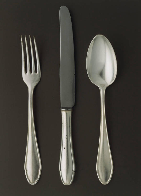 无人,竖图,俯视,餐具,银,灰色背景,装饰,并排,光线,金属,叉,光芒,历史,三个,灰色,汤匙,摄影,餐刀,彩图,高角度拍摄,影棚拍摄,茶匙