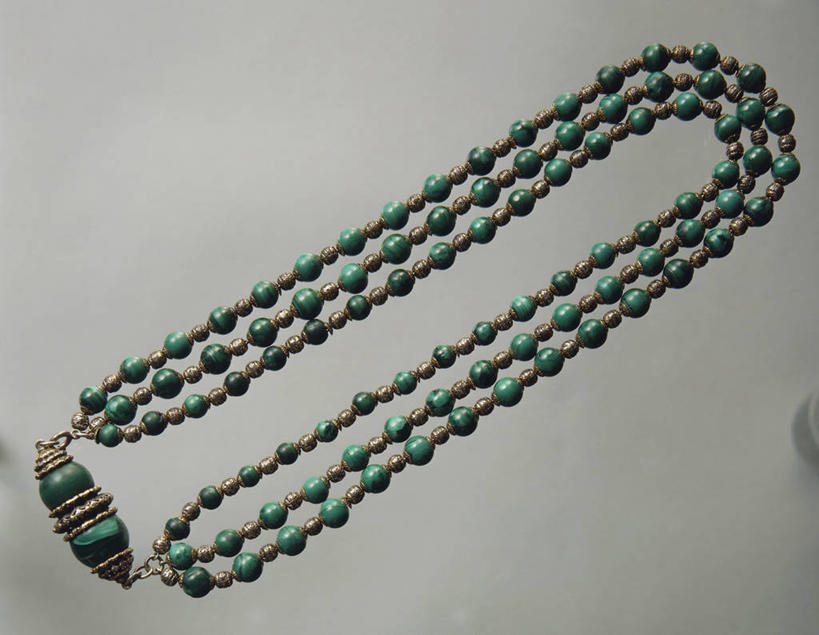 无人,横图,俯视,项链,珠宝,灰色背景,装饰,光线,光芒,历史,古代,一个,绿色,灰色,摄影,手镯,单个,考古学,孔雀石,美术工艺,彩图,高角度拍摄,影棚拍摄