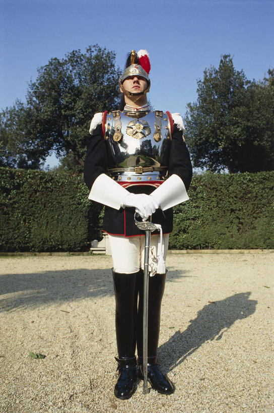 成年人,一个人,站,竖图,室外,白天,正面,植物,仅一个男性,仅一个人,士兵,军事,光线,头盔,头饰,光芒,历史,仅一个年轻男性,靠,靠着,摄影,保护,肖像,军服,男人,男性,年轻男性,年轻人,彩图,马刀