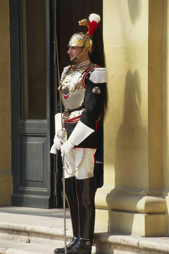 成年人,一个人,站,竖图,室外,白天,侧面,制服,安全,门,仅一个男性,仅一个人,士兵,军事,盔甲,头盔,头饰,门口,防护,拿着,历史,仅一个年轻男性,武器,力量,摄影,保护,剑,军服,保险,防御,仪仗队,铠甲,勇气,防具,防卫,平安,男人,男性,年轻男性,年轻人,彩图,传统服装,甲胄,传统文化