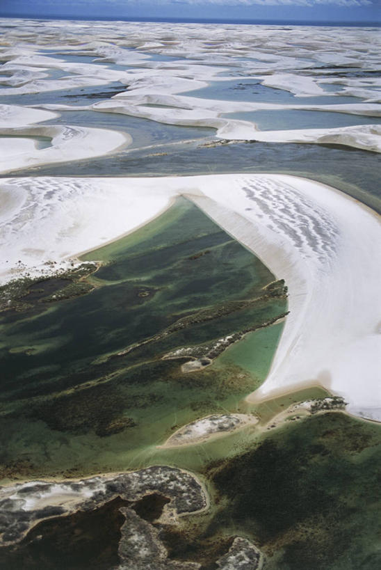 无人,竖图,俯视,航拍,室外,白天,旅游,湖,巴西,沙子,地形,沙丘,风景,沙洲,南美,摄影,南美洲,拉丁美洲,鸟瞰,美洲,巴西联邦共和国,亚美利加洲,南亚美利加洲,马拉尼昂,马拉尼昂州,式样,自然地理,彩图,高角度拍摄,旅行