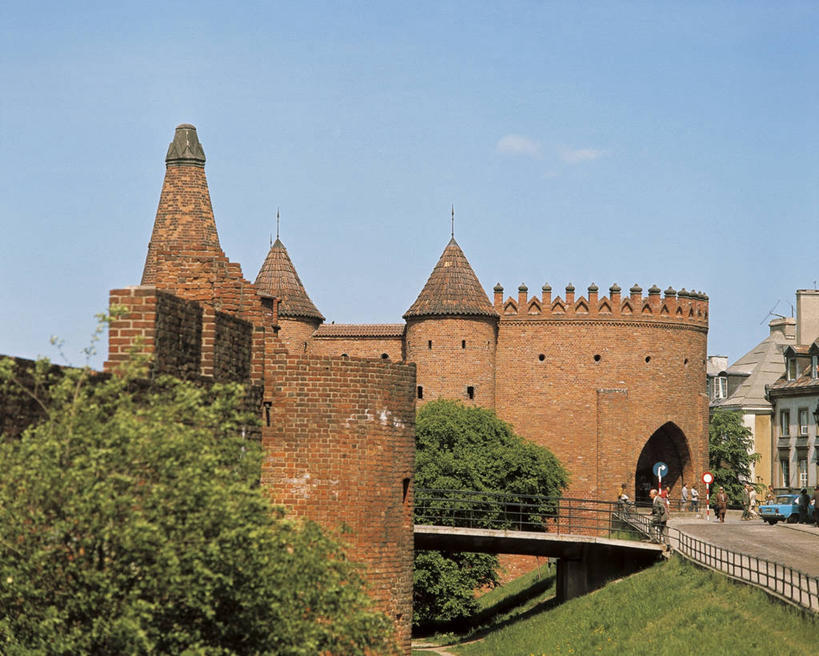 无人,横图,室外,白天,植物,建筑,欧洲,波兰,阴影,砖,城堡,云,围墙,首都,图像,历史,城墙,伦敦城,草,树,天空,摄影,人造,要塞,地中海文化,主题,自然现象,建筑材料,东欧,构图,华沙,马佐夫舍,巴比肯艺术中心,彩图,旅行,时空,传统文化,时代,状态