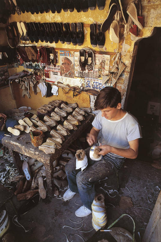 西方人,成年人,一个人,鞋匠,坐,竖图,俯视,室内,正面,商务,车间,家具,桌子,鞋子,欧洲,马其顿,欧洲人,仅一个男性,仅一个人,裤子,T恤,图像,拿着,注视,牛仔裤,休闲装,仅一个年轻男性,衣服,观察,看,做,概念,摄影,观看,察看,关注,种族,主题,销售,手艺,贩卖,视角,前南斯拉夫,工匠,构图,技能,马其顿共和国,斯科普里,男人,男性,年轻男性,白种人,年轻人,彩图,高角度拍摄,时空