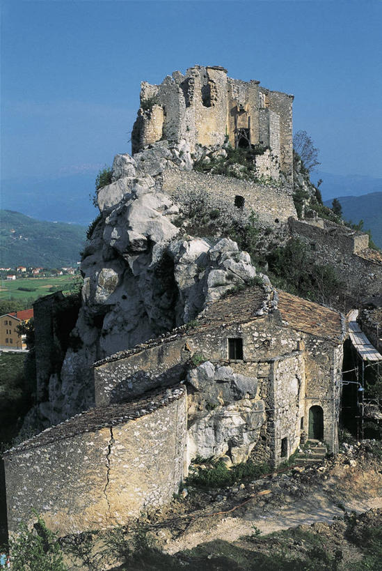 无人,竖图,室外,白天,仰视,山,植物,建筑,意大利,欧洲,图像,树,风景,天空,自然,摄影,人造,岩层,地中海文化,南欧,主题,视角,意大利文化,地貌,万里无云,构图,岩石,彩图,低角度拍摄,旅行,时空,传统文化,莫利塞