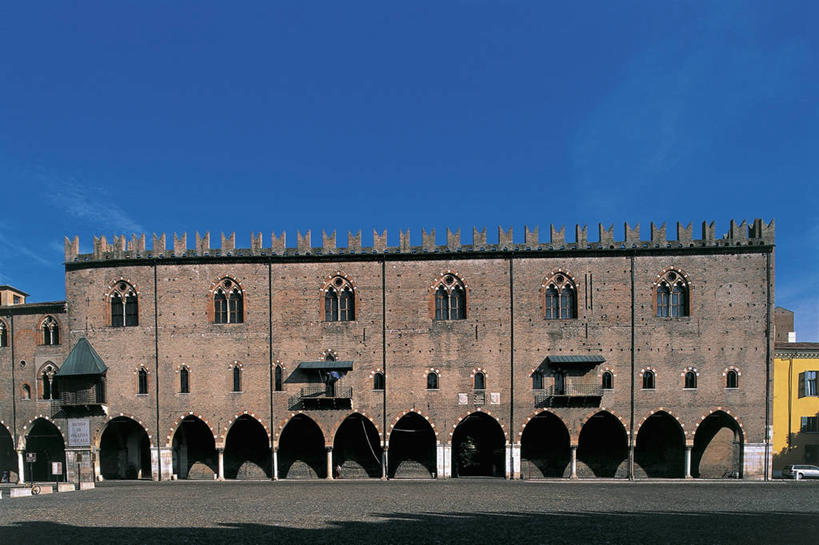 无人,横图,室外,白天,建筑,汽车,欧洲,阴影,柱子,云,机动车,图像,车,蓝色,天空,交通工具,运输,摄影,地中海文化,载具,主题,自然现象,意大利文化,圣马克广场,伦巴第大区,构图,曼图亚,彩图,旅行,时空,传统文化