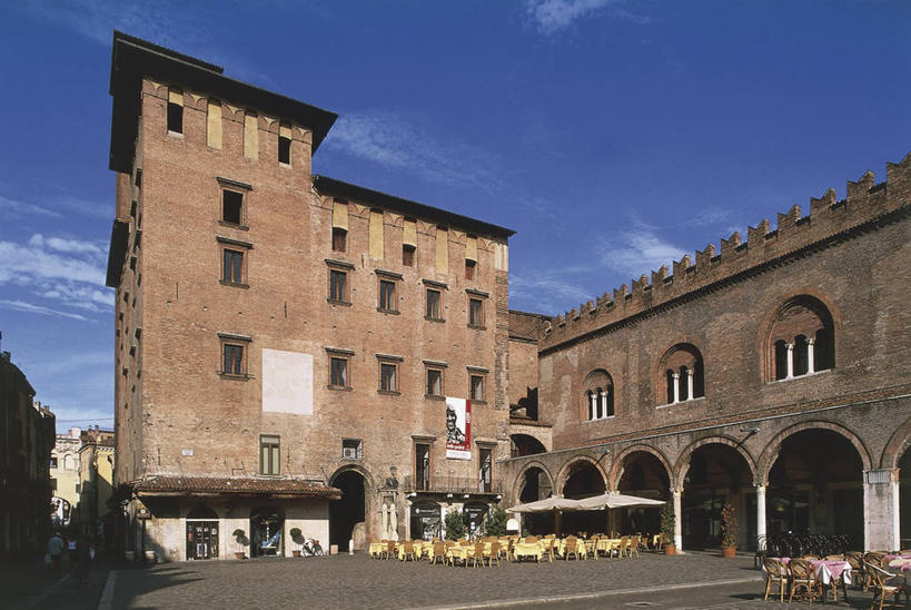 无人,横图,室外,白天,仰视,植物,建筑,椅子,伞,雨伞,遮阳伞,云,图像,阳伞,座位,天空,摄影,太阳伞,地中海文化,主题,视角,意大利文化,伦巴第大区,构图,曼图亚,彩图,低角度拍摄,旅行,餐馆,时空,传统文化