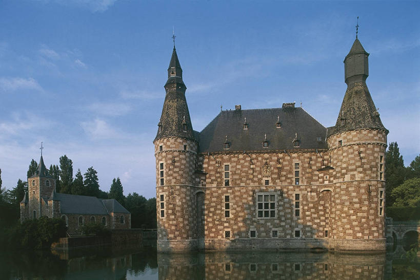 无人,横图,室外,白天,仰视,植物,建筑,比利时,欧洲,十字形,形状,反射,城堡,池塘,云,文艺复兴,图像,树,天空,摄影,人造,风格,主题,自然现象,古典风格,视角,构图,死水,彩图,低角度拍摄,旅行,瓦隆,时空