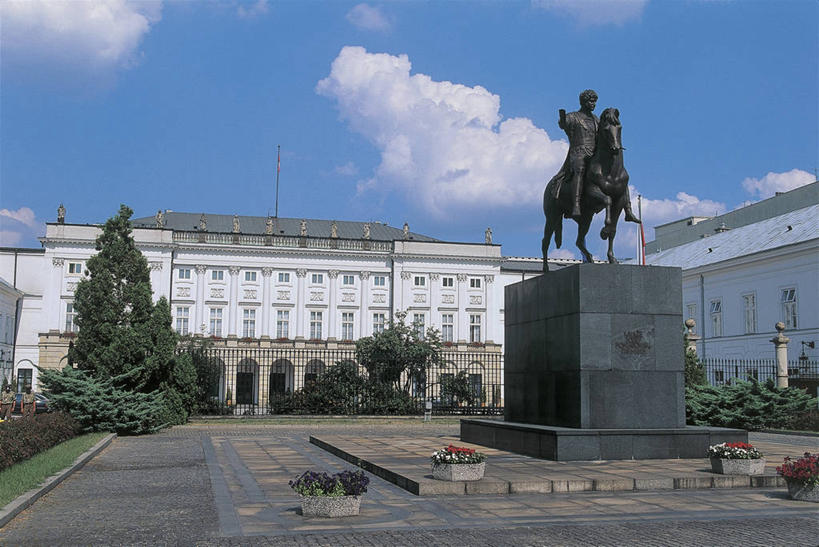 成年人,两个人,横图,室外,白天,植物,城市,建筑,雕塑,欧洲,波兰,雕像,云,纪念碑,首都,图像,树,天空,摄影,纪念,留念,人造,主题,怀念,自然现象,东欧,构图,华沙,马佐夫舍,男人,彩图,旅行,时空