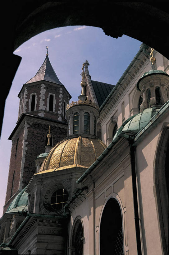 无人,教堂,竖图,室外,白天,仰视,建筑,欧洲,波兰,十字架,城堡,云,拱门,尖顶,酒类,图像,酒,饮料,天空,地标建筑,摄影,宗教,人造,基督教,圆顶建筑,宗教建筑,主题,自然现象,视角,东欧,蒸馏酒,烈酒,构图,灵性,克拉科夫,小波兰省,彩图,低角度拍摄,旅行,时空,瓦维尔主教座堂