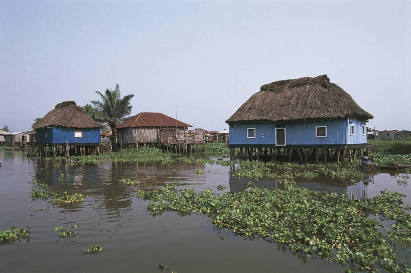无人,家,横图,室外,白天,旅游,度假,湖,美景,植物,窗户,建筑,风信子,棕榈树,非洲,贝宁,反射,木制,房屋,屋顶,屋子,草屋,景观,乡村,图像,顶棚,娱乐,住宅,树,天空,自然,茅草屋,享受,休闲,虚构,景色,放松,摄影,人造,住房,自然风光,主题,自然现象,长脚鹬,妖怪,构图,凤眼莲,西非,死水,彩图,旅行,房子,茅舍,茅屋,小屋,时空,传统文化
