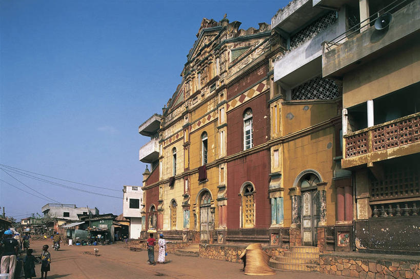 儿童,四个人,人群,栏杆,站,横图,室外,白天,正面,纯洁,窗户,门,阳台,城市,建筑,路,摩托车,自行车,非洲,贝宁,阴影,朦胧,模糊,电缆,席子,酒类,首都,图像,台阶,车,脚踏车,酒,饮料,背面,蓝色,天空,交通工具,可爱,童年,童趣,摄影,宗教,年龄,人造,住房,伊斯兰教,宗教建筑,都市风光,载具,主题,清真寺,豪宅,视角,童真,烂漫,无邪,万里无云,蒸馏酒,烈酒,构图,西非,灵性,波多诺伏,天真,男孩,男人,男性,女人,女性,步行,彩图,旅行,时空,发展中国家,电力电缆