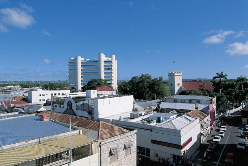 成年人,人群,横图,俯视,室外,白天,度假,美景,植物,城市风光,城市,建筑,汽车,加勒比海,巴巴多斯,朦胧,模糊,反射,屋顶,地平线,景观,云,塔,辽阔,机动车,地面,首都,图像,娱乐,车,树,天空,交通工具,轿车,享受,休闲,广阔,景色,大西洋,放松,运输,摄影,一望无际,年龄,人造,北美,西印度群岛,都市风光,载具,延伸,主题,美洲,自然现象,视角,天地相交,小安的列斯群岛,构图,无边无际,一马平川,布里奇顿,彩图,高角度拍摄,旅行,时空