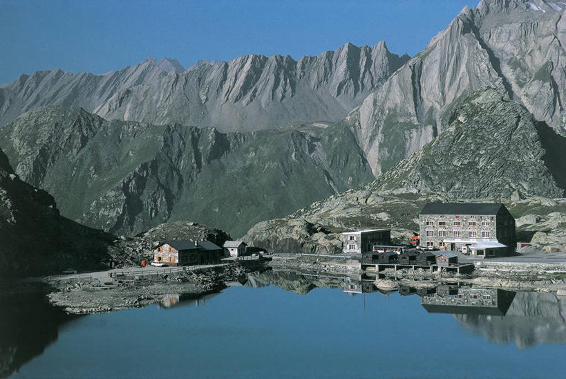 无人,横图,俯视,室外,白天,湖,山,建筑,路,意大利,欧洲,粗糙,反射,房屋,图像,天空,摄影,人造,毛糙,住房,地中海文化,南欧,主题,视角,地貌,万里无云,山口,构图,死水,彩图,高角度拍摄,旅行,时空,粗拙,传统文化,状态