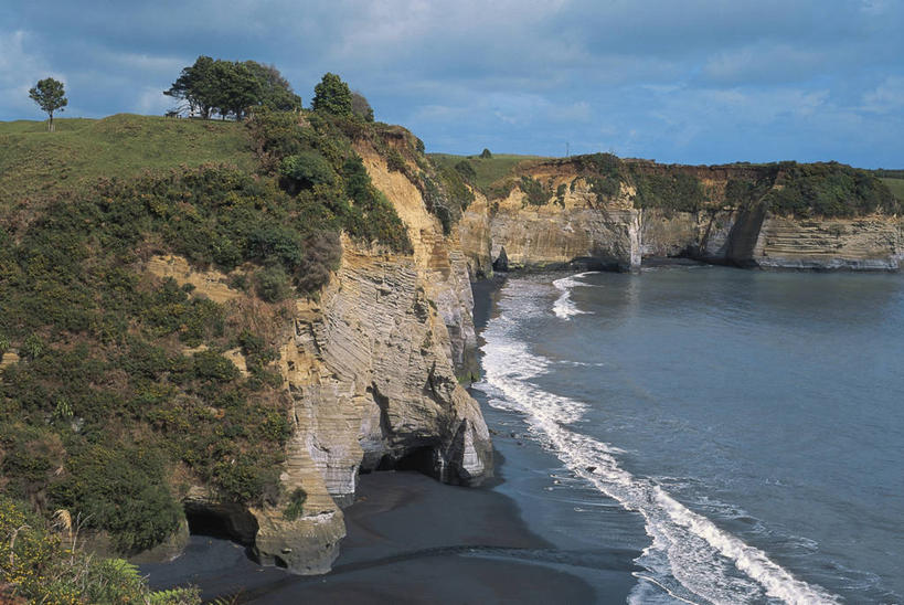 无人,横图,俯视,室外,白天,海浪,海洋,山脉,水,植物,新西兰,流水,云,图像,树,风景,天空,自然,摄影,岩层,主题,大洋洲,自然现象,视角,地貌,澳大拉西亚,洛矶山脉,纽西兰,构图,长白云之乡,新西兰北岛,潮汐,塔拉纳基山,自然地理,海滩,休眠火山,岩石,彩图,高角度拍摄,旅行,塔拉纳基区,新普利茅斯,时空,北岛