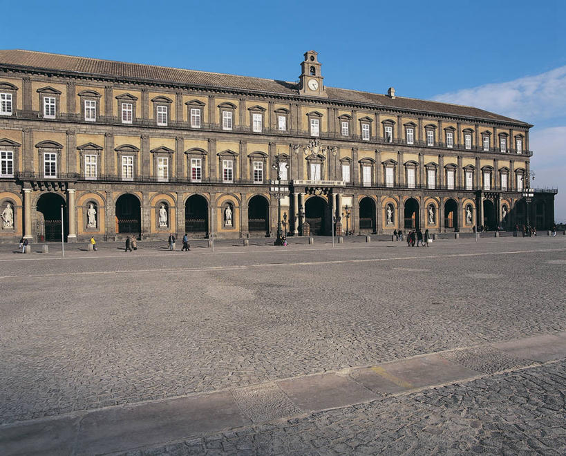 成年人,人群,广场,横图,室外,白天,窗户,城市,建筑,意大利,欧洲,阴影,云,拱门,图像,历史,天空,摄影,年龄,人造,风格,地中海文化,南欧,主题,自然现象,意大利共和国,首府,那不勒斯,坎帕尼亚,构图,拿坡里,坎帕尼亚大区,彩图,旅行,平民表决广场,时空,传统文化,拿波里