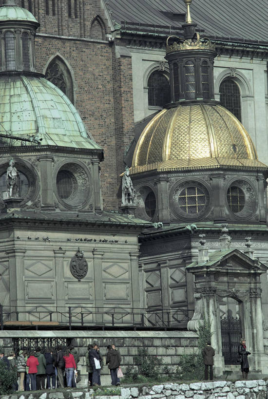 成年人,人群,站,竖图,室外,白天,仰视,建筑,雕塑,欧洲,波兰,朦胧,模糊,雕像,城堡,酒类,图像,历史,酒,饮料,背面,地标建筑,摄影,宗教,人造,基督教,圆顶建筑,宗教建筑,地中海文化,主题,视角,东欧,蒸馏酒,烈酒,构图,灵性,克拉科夫,小波兰省,男人,男性,女人,女性,彩图,低角度拍摄,旅行,时空,传统文化,状态,瓦维尔主教座堂,挨着