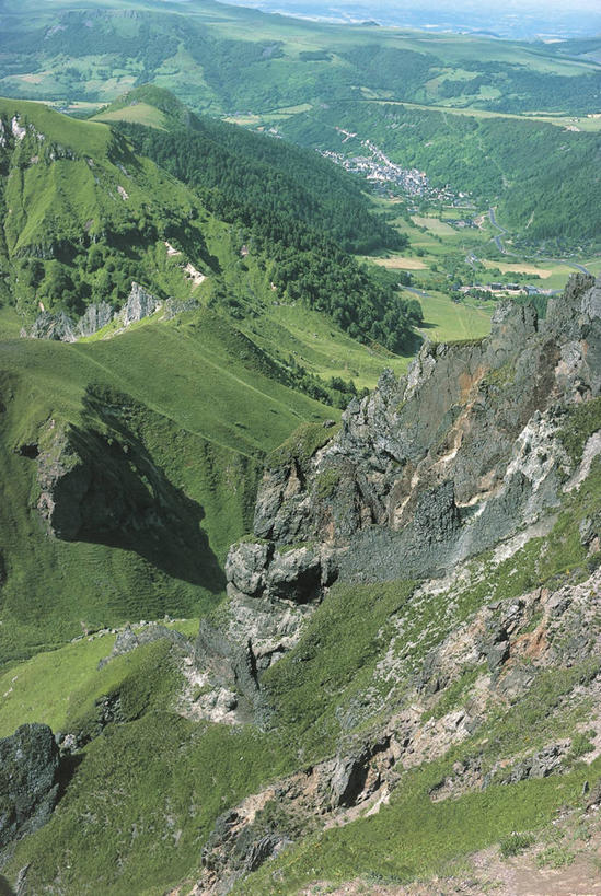 无人,竖图,俯视,室外,白天,旅游,度假,石头,美景,山,山脉,峡谷,植物,法国,欧洲,粗糙,石子,景观,山谷,图像,娱乐,草,树,风景,自然,享受,休闲,概念,景色,放松,摄影,宁静,毛糙,岩层,地中海文化,自然风光,主题,视角,中欧,地貌,构图,地质学,奥弗涅,多姆山,自然地理,石块,岩石,彩图,高角度拍摄,旅行,时空,粗拙,传统文化,状态
