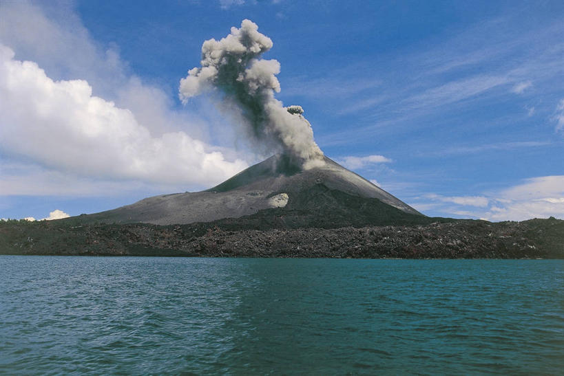 无人,横图,室外,白天,旅游,度假,火山,河流,美景,山,印度尼西亚,波纹,景观,流水,云,图像,娱乐,风景,天空,自然,享受,休闲,烟,景色,放松,摄影,灰,自然风光,主题,爆发,自然现象,野地,地貌,构图,地质学,爪哇,自然地理,活火山,彩图,旅行,喀拉喀托火山,时空,发光二级管