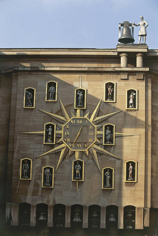 无人,竖图,室外,白天,仰视,城市,建筑,雕塑,比利时,欧洲,时间,雕像,数字,钟楼,指针,首都,罗马数字,图像,针,铃,时针,摄影,人造,分针,主题,视角,布鲁塞尔,构图,彩图,低角度拍摄,旅行,时空