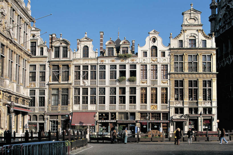 成年人,人群,站,横图,室外,白天,度假,窗户,城市,建筑,街道,雕塑,比利时,欧洲,行人,游客,游人,雕像,拱门,尖顶,首都,图像,路人,旅客,蓝色,天空,地标建筑,摄影,人造,政府大楼,风格,都市风光,主题,政府,哥特式风格,布鲁塞尔,布鲁塞尔大广场,万里无云,构图,过客,男人,男性,女人,女性,步行,彩图,旅行,时空