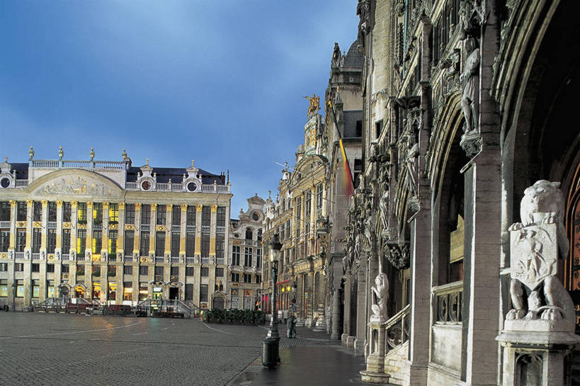 两个人,栏杆,横图,室外,白天,度假,窗户,城市,建筑,街道,路灯,雕塑,比利时,欧洲,雕像,柱子,云,拱门,尖顶,光亮,首都,图像,台阶,天空,地标建筑,摄影,照亮,人造,政府大楼,风格,照明设备,圆顶建筑,都市风光,主题,政府,自然现象,哥特式风格,布鲁塞尔,布鲁塞尔大广场,构图,彩图,旅行,时空