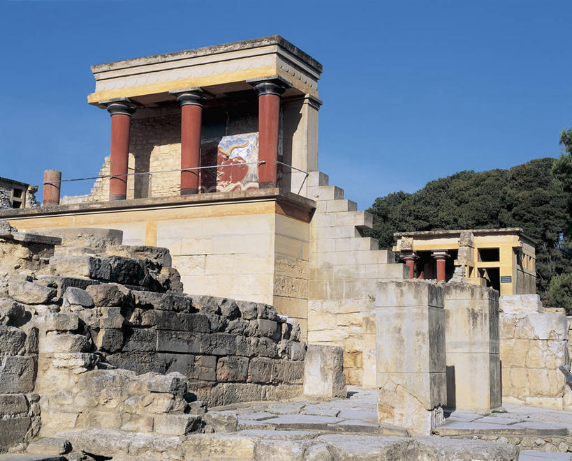 无人,宫殿,横图,室外,白天,仰视,植物,建筑,希腊,欧洲,柱子,岛,围墙,图像,历史,石墙,废墟,树,蓝色,天空,摄影,考古学,人造,地中海文化,南欧,希腊文化,主题,视角,地貌,万里无云,克里特岛,构图,古代文明,克诺塞斯,彩图,低角度拍摄,旅行,门廊,时空,传统文化,状态