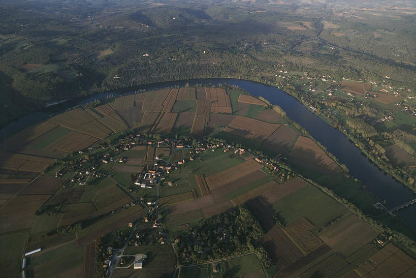 无人,横图,俯视,航拍,室外,白天,旅游,度假,农业,河流,美景,植物,法国,欧洲,房屋,地形,景观,流水,田地,图像,娱乐,树,风景,自然,享受,休闲,概念,景色,放松,摄影,住房,西欧,鸟瞰,地中海文化,法兰西,自然风光,主题,中欧,法兰西共和国,阿基坦,法兰西第五共和国,构图,地质学,亚魁当,阿基坦大区,多尔多涅,自然地理,彩图,高角度拍摄,旅行,时空,传统文化,多尔多涅河