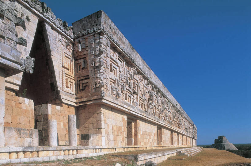 无人,宫殿,横图,室外,白天,仰视,建筑,雕塑,墨西哥,艺术,装饰,雕刻,雕像,图像,历史,废墟,台阶,蓝色,天空,工艺品,地标建筑,金字塔,摄影,纪念,美术,考古学,人造,北美,拉丁美洲,主题,美洲,陈列,视角,玛雅文明,万里无云,尤卡坦半岛,尤卡坦州,功能,美学,构图,福塔雷萨,古代文明,总督府,彩图,低角度拍摄,旅行,时空,拉美文明,状态