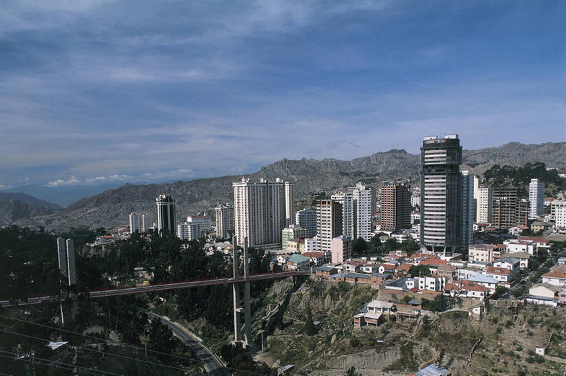 无人,横图,俯视,室外,白天,山,植物,城市,建筑,摩天大楼,玻利维亚,云,桥,首都,联系,图像,树,天空,概念,办公大楼,南美,摄影,人造,拉丁美洲,都市风光,主题,美洲,自然现象,视角,地貌,构图,拉巴斯,彩图,高角度拍摄,旅行,时空