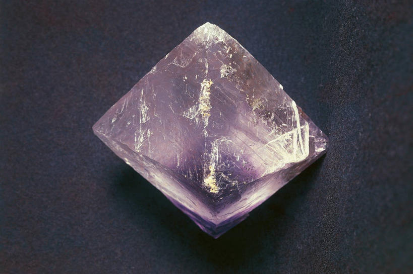 无人,横图,室内,特写,黑色背景,光线,水晶,光芒,图像,一个,紫色,黑色,自然,摄影,单个,主题,自然现象,构图,地质学,矿物质,萤石,自然地理,岩石,彩图,影棚拍摄